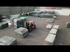 La barrera defensiva se envía en contenedores.