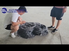 Obstáculo de alambre de baja visibilidad Tanque de defensa del campo de batalla avanzando a través de la malla de alambre de hierro