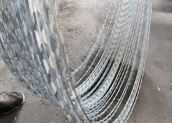 Nuevo tipo de red protectora de bobina de diámetro de alambre de púas para instalaciones de seguridad