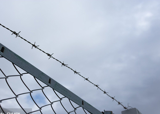 Protección de la construcción de cercas de alambre de púas galvanizado en caliente
