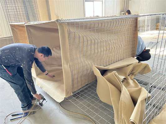 Barrera defensiva galvanizada Galfan soldado Gabion revestido con tela de geotextil para el control de inundaciones