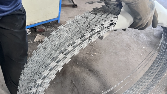 Cercas de seguridad galvanizadas de alambre de púas con clips cruz