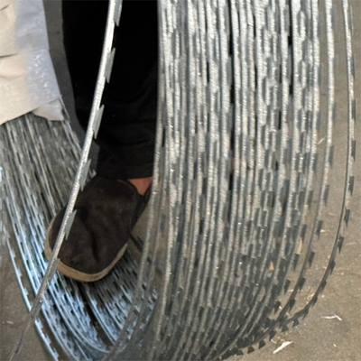 Fábrica directa de acero galvanizado de alambre galvanizado de alambre de malla de cerca de alambre de púas de afeitar a prueba de óxido BTO-22 para la seguridad de las prisiones