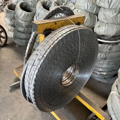 Fábrica directa de acero galvanizado de alambre galvanizado de alambre de malla de cerca de alambre de púas de afeitar a prueba de óxido BTO-22 para la seguridad de las prisiones