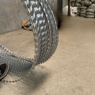 Venta al por mayor de alambre de púas galvanizado caliente utilizado con cercas de enlace de cadena