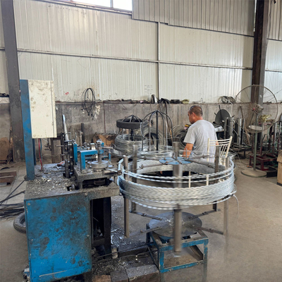 Venta caliente de acero inoxidable galvanizado de alambre de púas de afeitar longitud por rollo en Sudáfrica