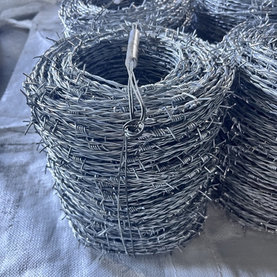alambre de púas galvanizado alambre de púas galvanizado precio de 250 m por rollo holandés red de metal barandilla de protección recinto alambre de púas tbar herramienta de estiramiento para alambre de púas Certificado CE