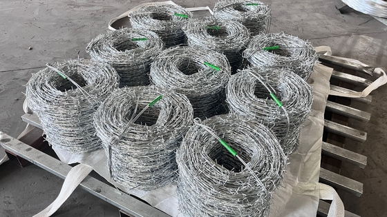 KN Venta caliente de alambre de púas de cercas