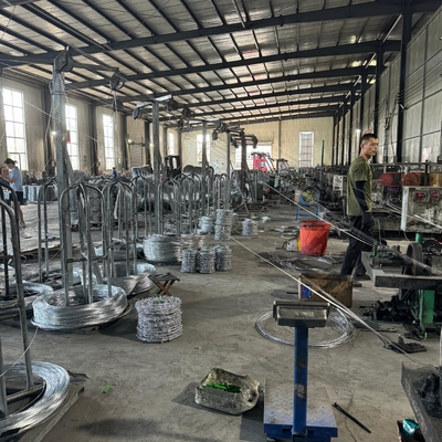 Venta al por mayor de alambre de púas de acero electro galvanizado de bajo costo para el hogar