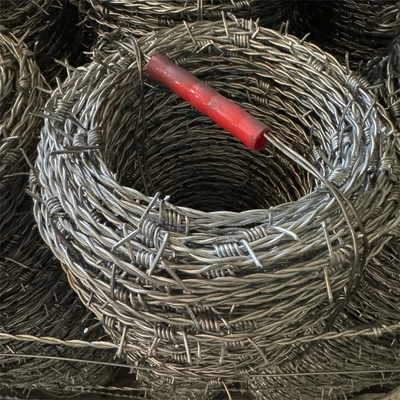 Fabrica mayorista de alambre de púas para la protección de la frontera, PVC o galvanizado anti-óxido y anticorrosión