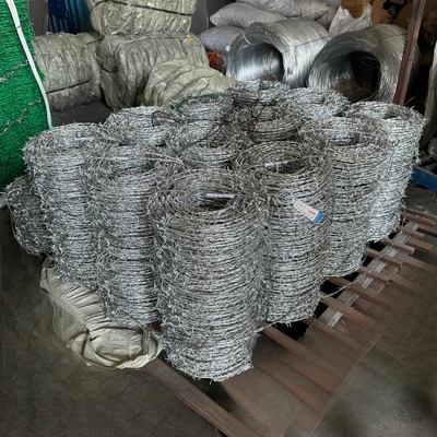 Fabrica mayorista de alambre de púas para la protección de la frontera, PVC o galvanizado anti-óxido y anticorrosión