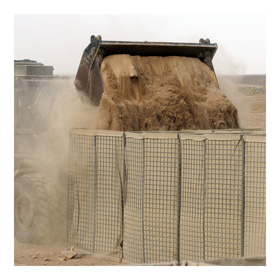 La perforación rectangular 3x3 avanza lentamente la arena de la soldadura que llena el gabion defensivo del hesco de la barrera