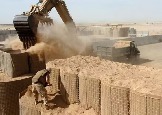 Barrera defensiva galvanizada Galfan soldado Gabion revestido con tela de geotextil para el control de inundaciones