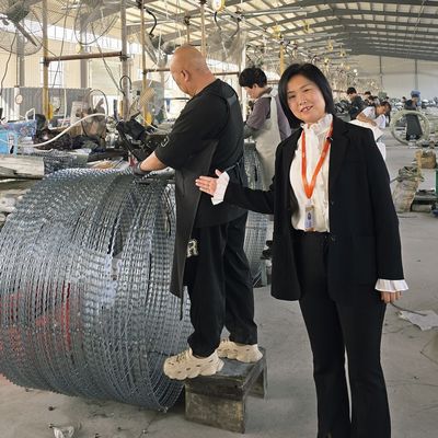 Cercado de seguridad con alambre de púas de cuchilla BTO-16 galvanizado en caliente para Ucrania