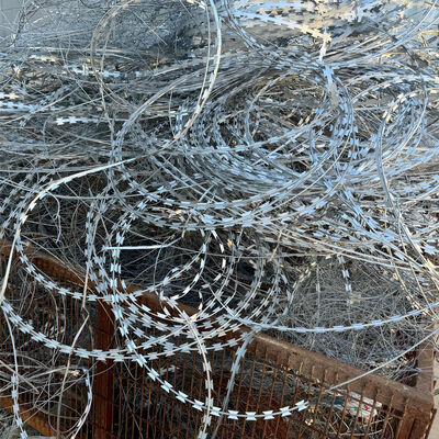 Alambre de púas galvanizado Bto-22, cinta estirada, bobinas de alambre de púas para granja/valla
