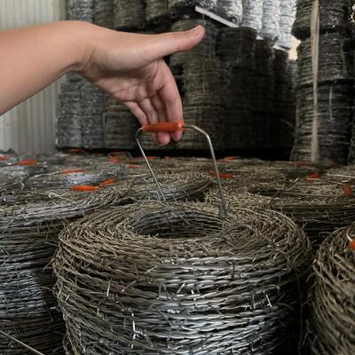 Barra de acero inoxidable galvanizada con púas buen precio alambre de púas de navaja longitud de 500 metros alambre de púas