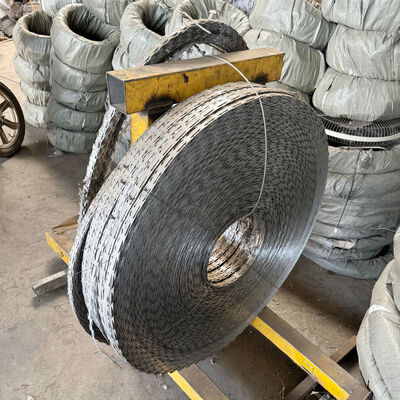 Cables galvanizados de alambre de púas con cinta galvanizada resistente al agua para sitios seguros, cercas de granjas, protección de jardines exteriores